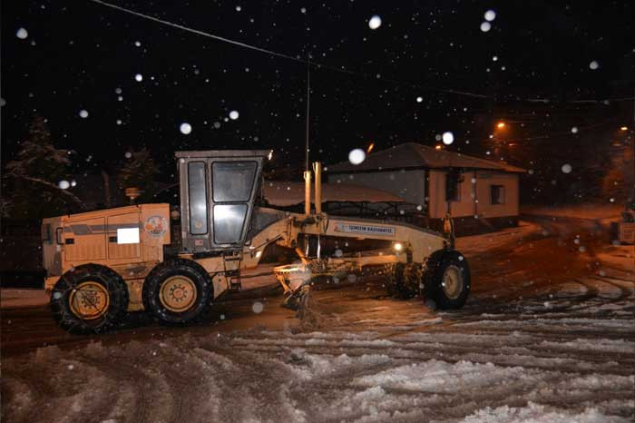 Kahramankazan Belediye Başkanı Selim Çırpanoğlu kar mesaisinde: Kapalı yol bulunmuyor! - Resim : 4