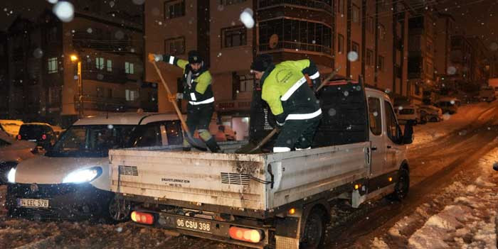 Keçiören Belediyesi ekiplerinden karla mücadele seferberliği