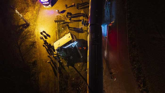 Ankara&ndash;Kars seferini yapan Doğu Ekspresi hemzemin ge&ccedil;itte dolmuşa &ccedil;arptı