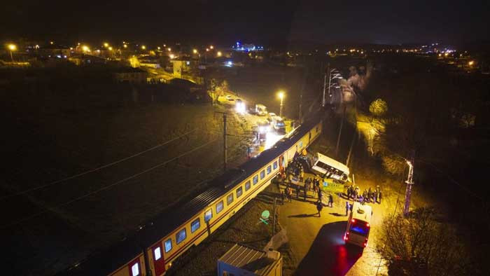 Ankara&ndash;Kars seferini yapan Doğu Ekspresi hemzemin ge&ccedil;itte dolmuşa &ccedil;arptı - Resim : 2