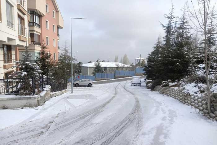 Ankara'da kar yağışı etkili oldu: Dikmen ve Eymir beyaza büründü!