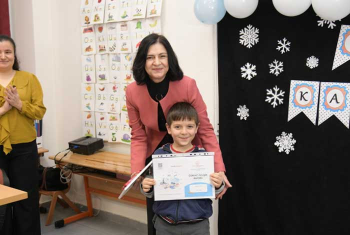 Kahramankazan Belediye Başkanı Çırpanoğlu, öğrencilerin karne heyecanına ortak oldu - Resim : 2