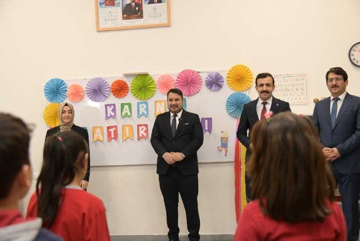 Kahramankazan Belediye Başkanı Çırpanoğlu, öğrencilerin karne heyecanına ortak oldu