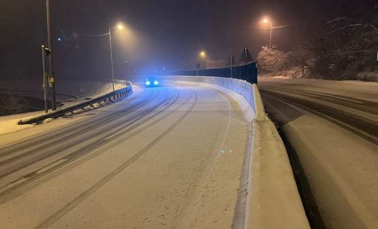 Bolu Dağı geçişinde ekiplerin karla mücadelesi başladı