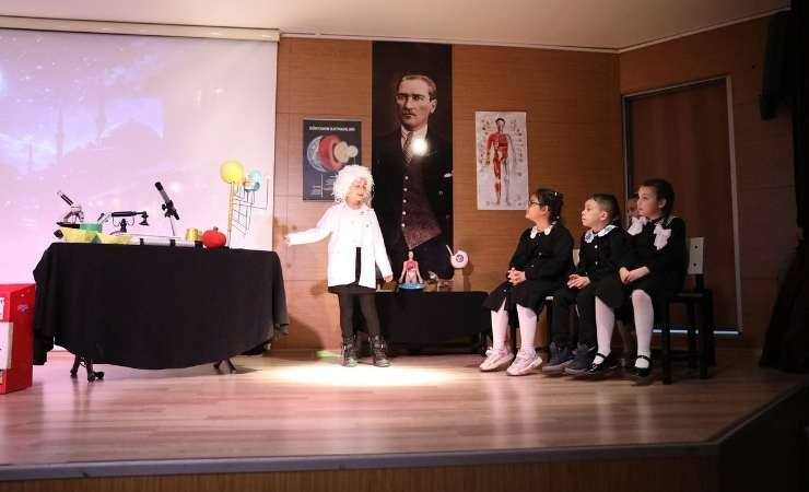 Minik öğrenciler Keçiören Belediyesi'nde bilim tarihinden kesitler sahnelediler