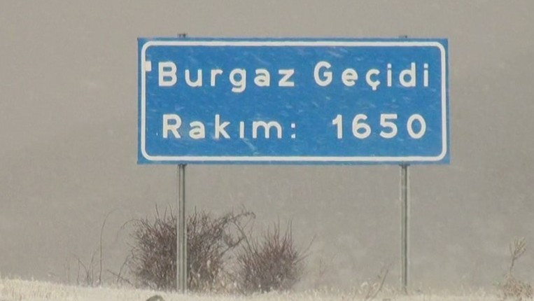 Beypazarı'nda ekiplerin karla mücadelesi sürüyor