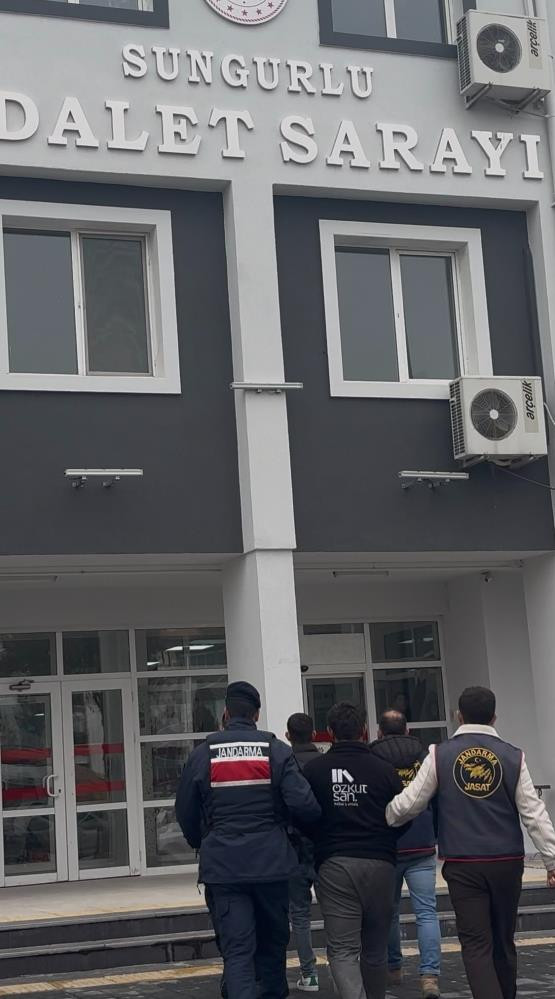 Çorum'da JASAT, boş evlere dadanan hırsızları yakaladı!