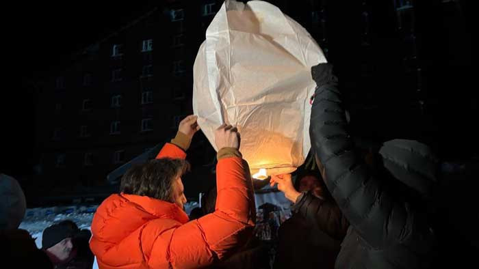 Kartalkaya faciasının birinci yıldönümünde hayatını kaybedenler otel önünde anıldı - Resim : 2