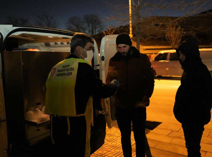 Keçiören Belediyesi vatandaşlara sıcak çorba ikramında bulunuyor - Resim : 4