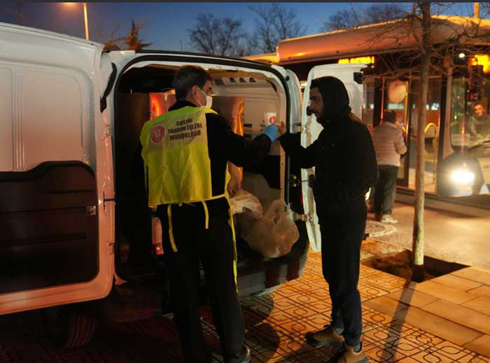 Keçiören Belediyesi vatandaşlara sıcak çorba ikramında bulunuyor - Resim : 2