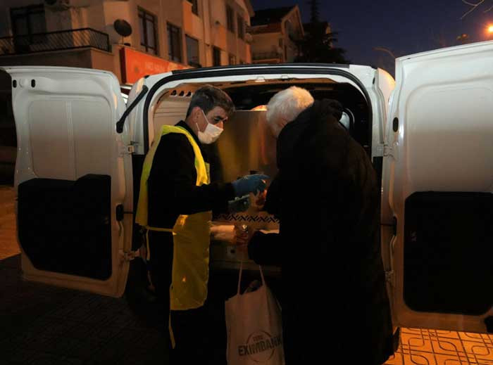 Keçiören Belediyesi vatandaşlara sıcak çorba ikramında bulunuyor