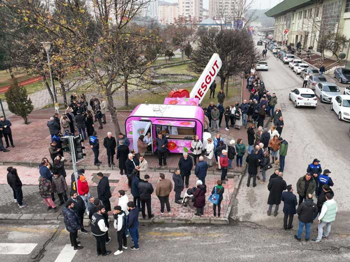Etimesgut'ta dayanışma sofrası büyüyor: Ahi Kent Lokantası ve çorba ikram karavanları! - Resim : 2