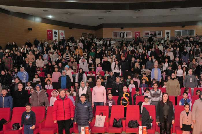 Keçiören Belediyesinin Sihirbaz Gösterisi ve İnteraktif Çocuk Oyunları Etkinliği yoğun ilgi gördü! - Resim : 3