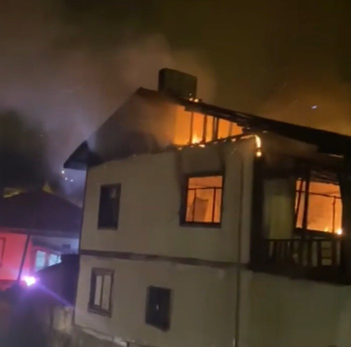 Beypazarı'nda çıkan yangında 6 ahşap ev kullanılamaz hale geldi