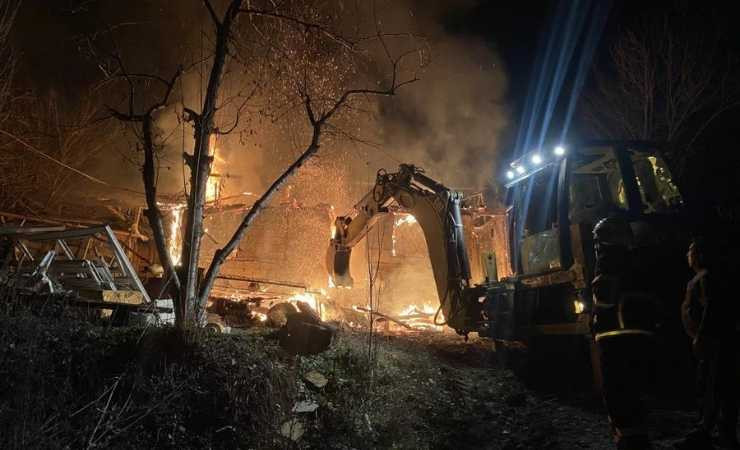 Çorum'da gece saatlerinde çıkan yangında ev ile depo kül oldu