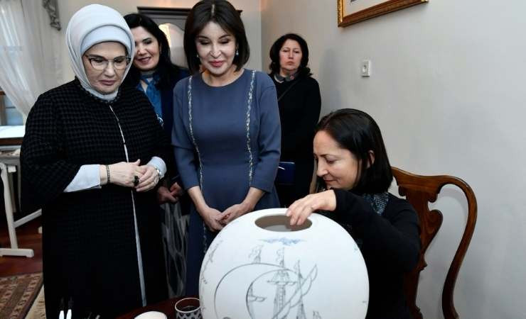 Liderlerin eşleri Ankara Palas Müzesi'ni ziyaret ederek bilgi aldılar