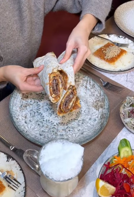 Ankara dönerini hiç böyle yemediniz: Kapalı pide, lahmacun arası!
