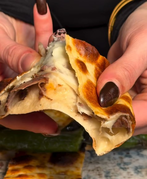 Ankara dönerini hiç böyle yemediniz: Kapalı pide, lahmacun arası! - Resim : 2