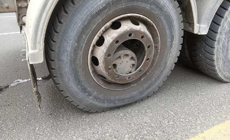 Keçiören'de seyir halindeki beton mikserinden kopan tekerlek 3 araca çarptı