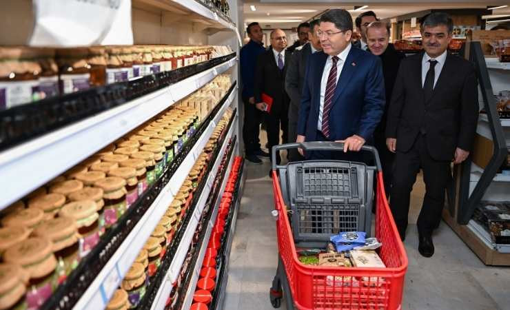 Bakan Yılmaz Tunç, İşyurtları'nın Kızılay mağazasını ziyaret edip alışveriş yaptı