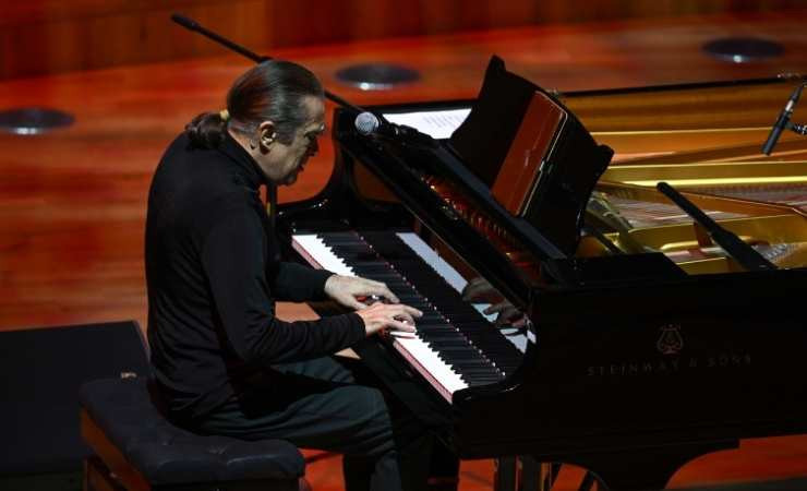 Dünyaca ünlü müzisyen Fahir Atakoğlu başkentte sahne aldı