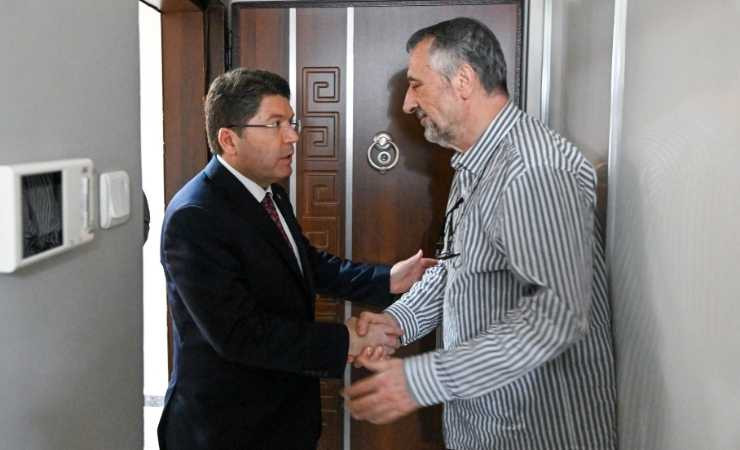 Bakan Yılmaz Tunç, acılı aileyi ziyaret edip soruşturma hakkında bilgi verdi