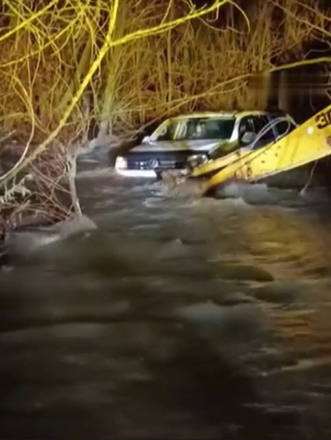 Çubuk'ta akıntıya kapılıp 150 metre sürüklenen araç iş makinasıyla durduruldu