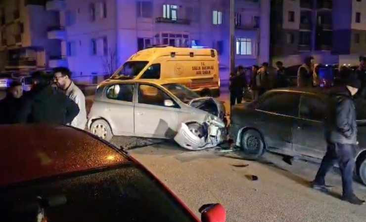Çorum'da otomobille çarpışan hafif ticari araç apartman boşluğuna savruldu