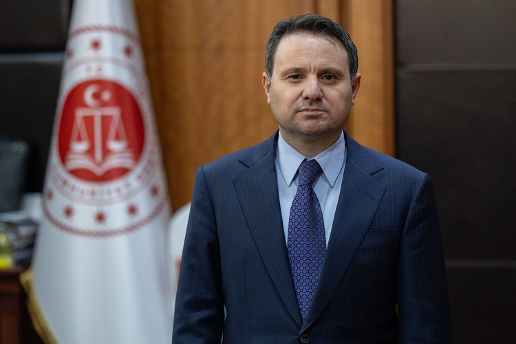 Akın Gürlek kimdir, nerelidir, hangi görevlere atanmıştır?