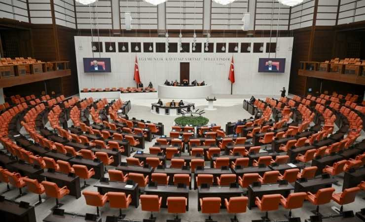 Trafik cezalarını artıran kanun teklifi TBMM'de yasalaştı