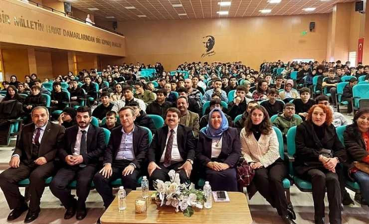 Nallıhan'da "Başarıda Motivasyon, Günümüzde Genç Olmak" konferansı yapıldı