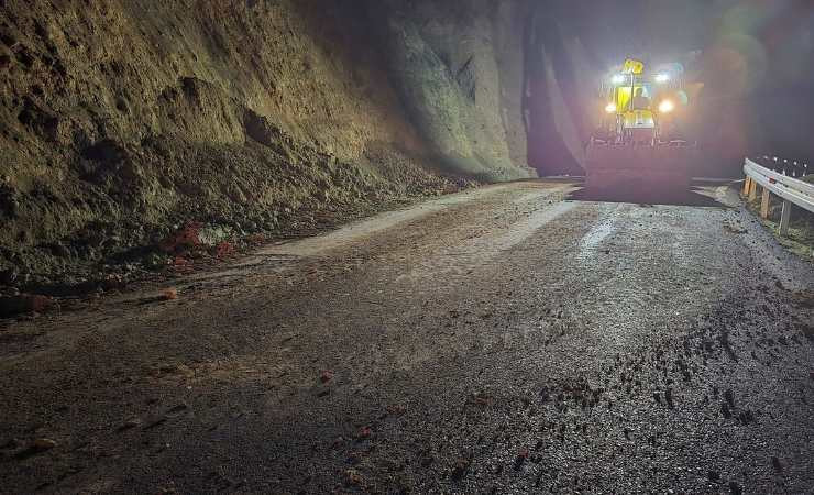 ABB ekipleri Beypazarı'nda yola sürüklenen kaya parçalarını temizledi