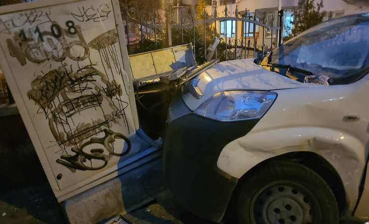 Mamak'ta trafik kazasında yaralanan sürücü hastaneye kaldırıldı