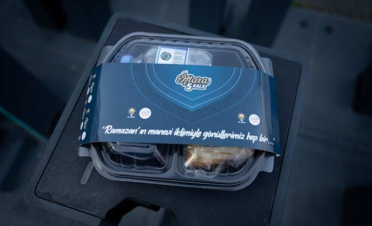 Çankaya'da iftara yetişemeyenlere ikramlık dağıttılar