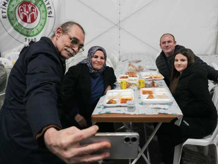 Beşikcioğlu ilk iftarı Etimesgut Belediyesi iftar çadırında vatandaşlarla birlikte açtı - Resim : 3