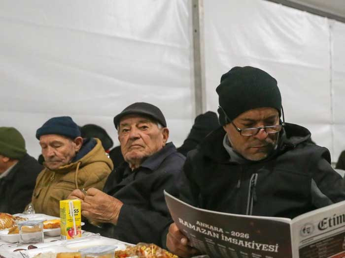 Beşikcioğlu ilk iftarı Etimesgut Belediyesi iftar çadırında vatandaşlarla birlikte açtı - Resim : 2