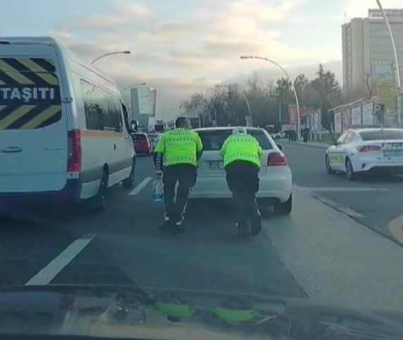 Ankara'da iftar saatinde yolda kalan araca trafik polisleri yardımcı oldu