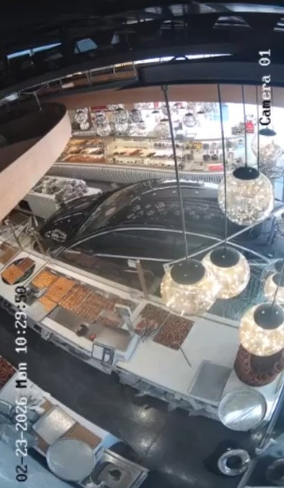 Etimesgut'ta kontrolden çıkan otomobil pastaneye daldı