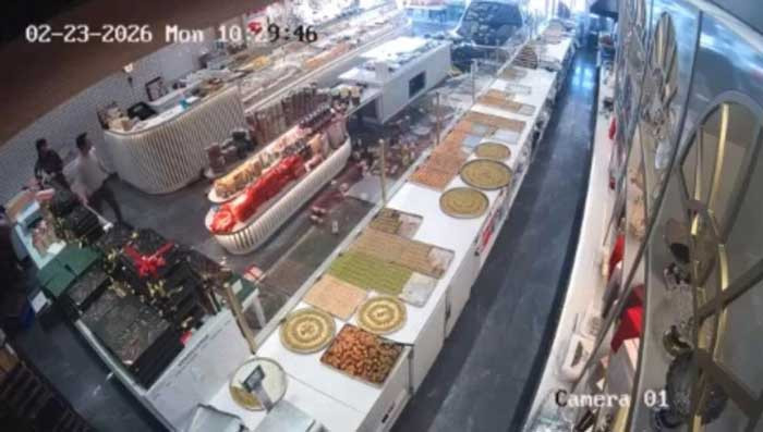 Etimesgut'ta otomobilin pastaneye girdiği an kameraya yansıdı