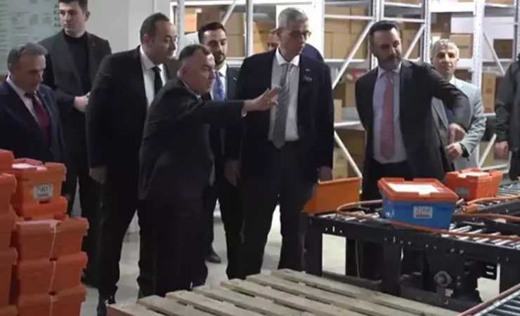 Sağlık Bakanı Kemal Memişoğlu, Ankara'da bir ecza deposunu ziyaret etti