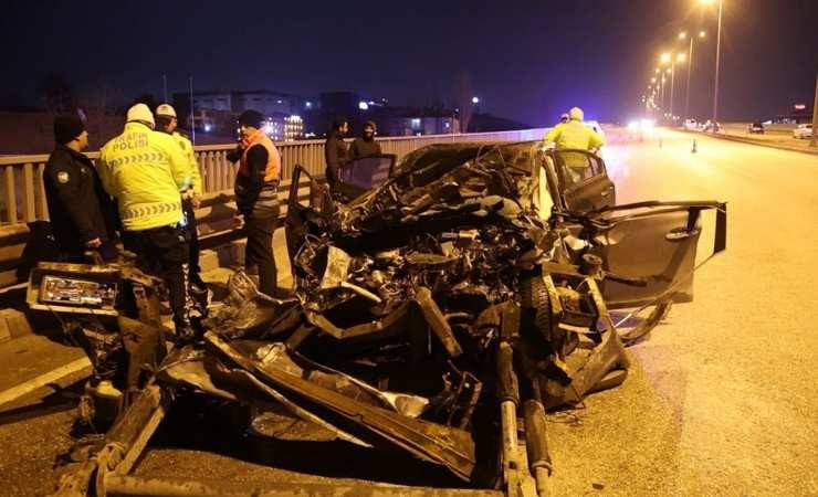 Kahramankazan'da otomobil tıra arkadan çarptı: 1 ağır yaralı