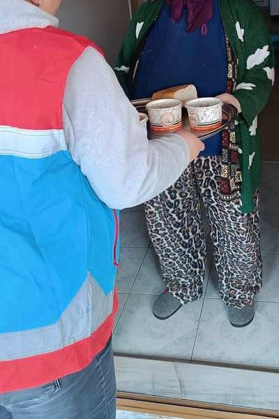 Güdül'de ihtiyaç sahiplerine sıcak yemek servisi uygulaması başladı