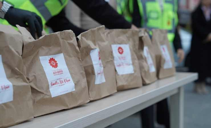 Kızılay'da iftara yetişemeyen vatandaşlara kumanya dağıtıldı