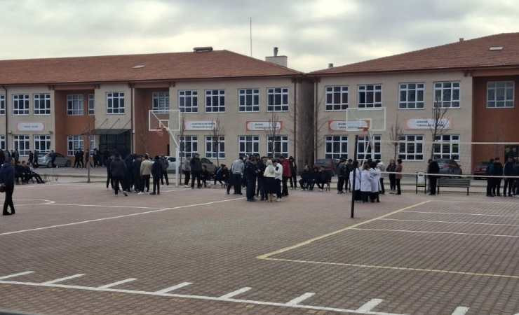 Beypazarı'nda okulda yapılan deprem tatbikatında bina 7 dakikada tahliye edildi