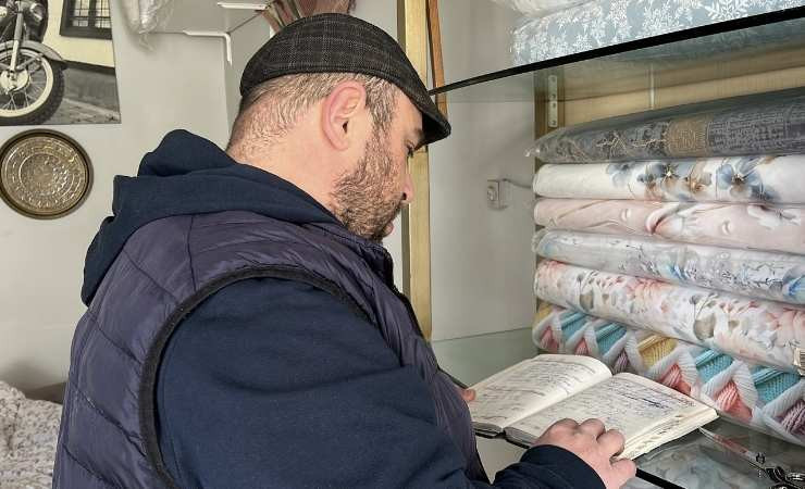 Çubuk'ta babasından öğrendiği yorgancılık mesleğini devam ettiriyor