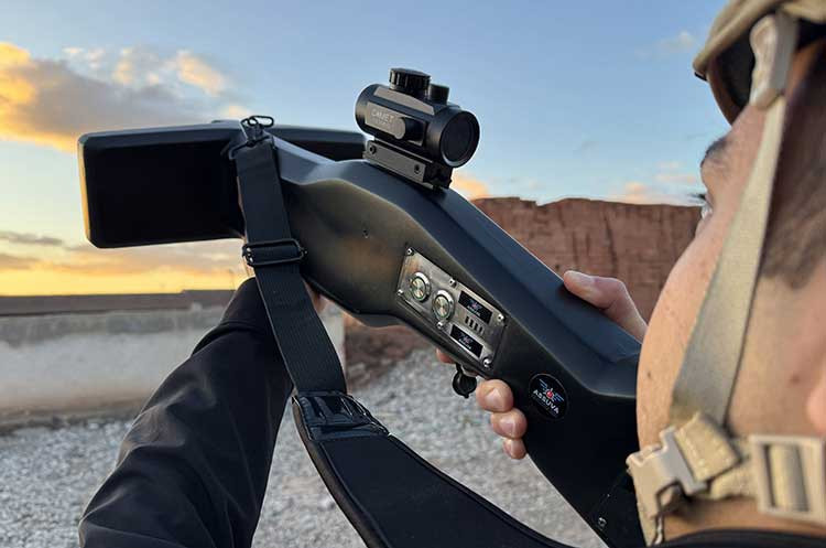 Hava sahası güvenliği için büyük yenilik: Taşınabilir ve sinyal karıştırıcı dronsavar geliştirildi!