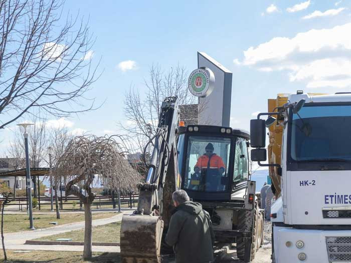 Etimesgut Belediyesi Fen İşleri ekiplerinin ilçe genelindeki çalışmaları sürüyor