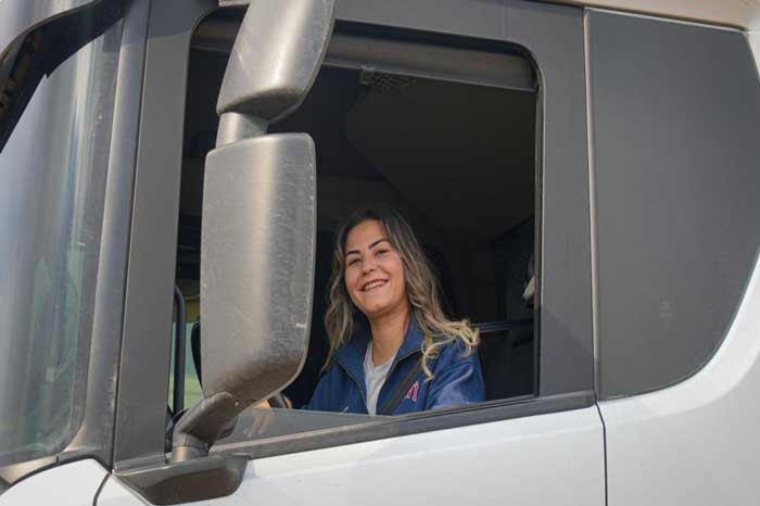 Ankara'da yaşayan gen&ccedil; kadın sıradan hayatından sıkılarak uzun yol tır şof&ouml;r&uuml; oldu