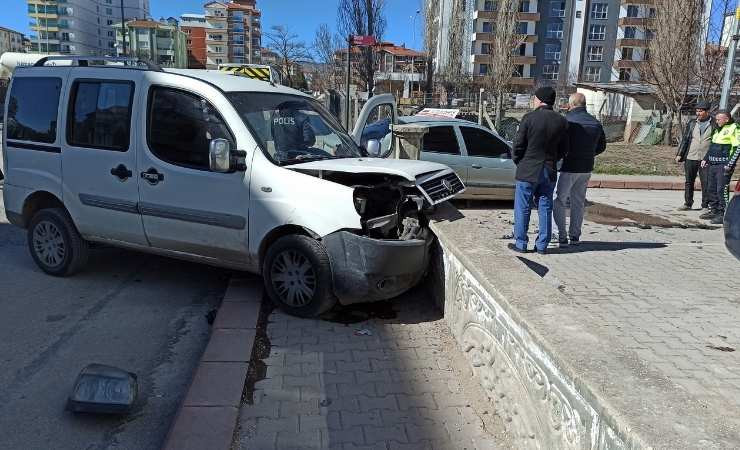 Kahramankazan'da iki araçlı trafik kazasında sürücüler yaralandı