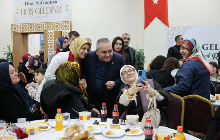 Keçiören Belediye Başkanı Mesut Özarslan ve eşi Filiz Özarslan kadınlarla iftar sofrasında buluştu
